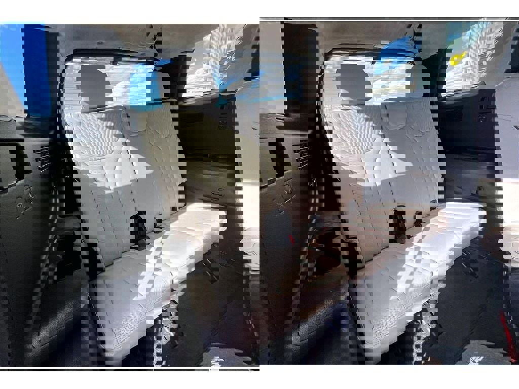 Used 2024 Hyundai Palisade Calligraphy image 31