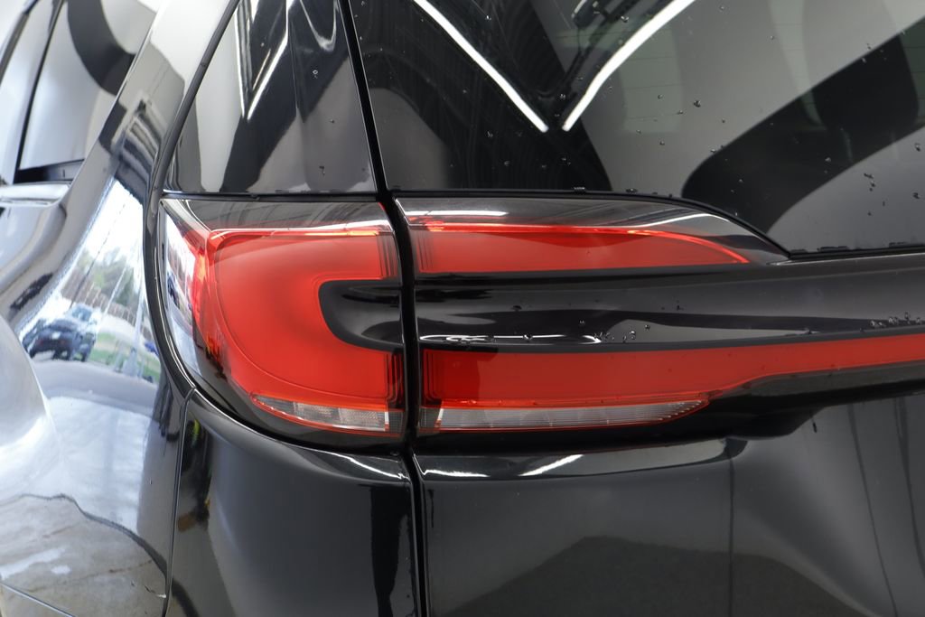 Used 2023 Chrysler Pacifica Touring-L FWD image 17