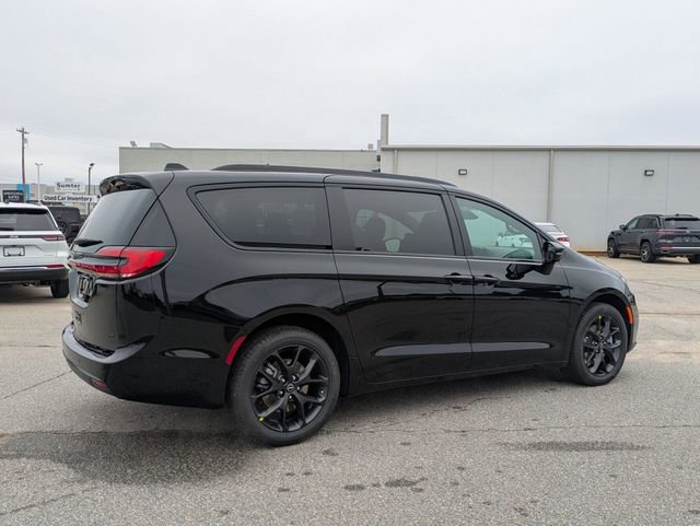 New 2026 Chrysler Pacifica Select w/ S Appearance Package image 3