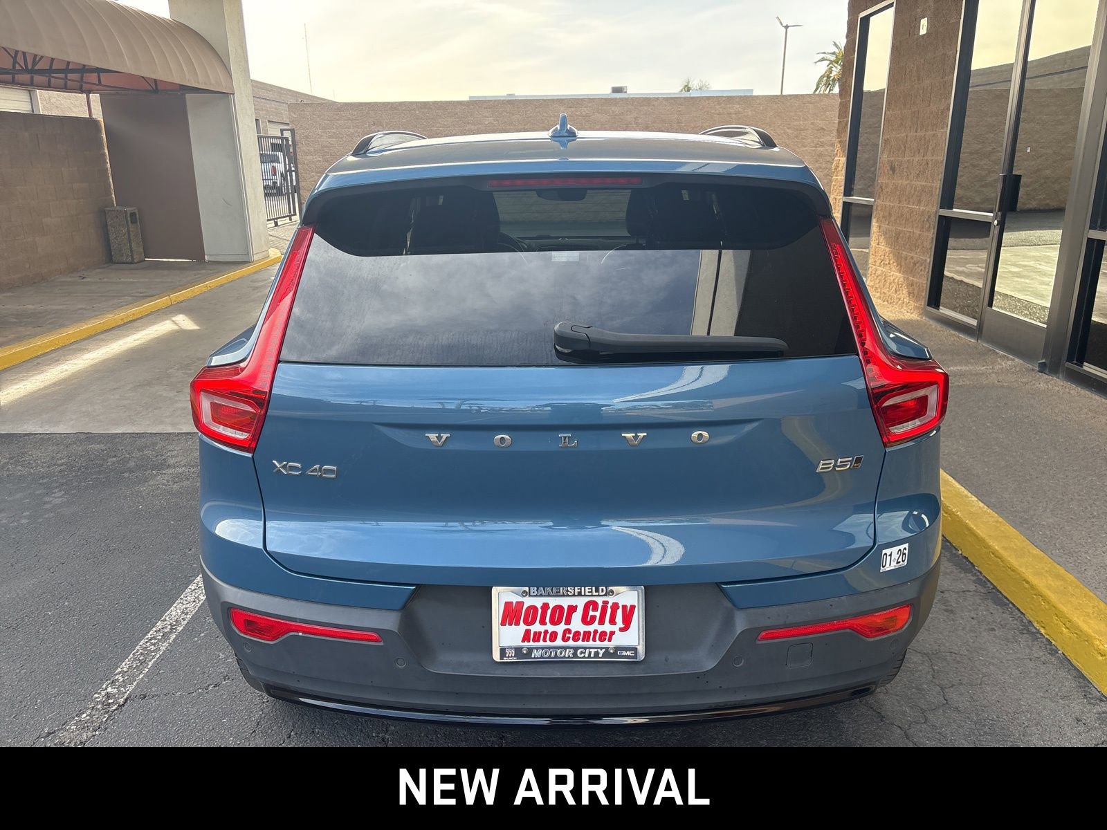 Used 2024 Volvo XC40 B5 Core image 4