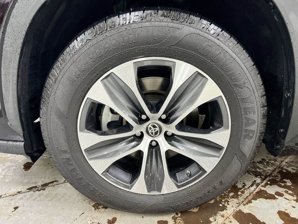 Used 2021 Toyota Highlander XLE image 29