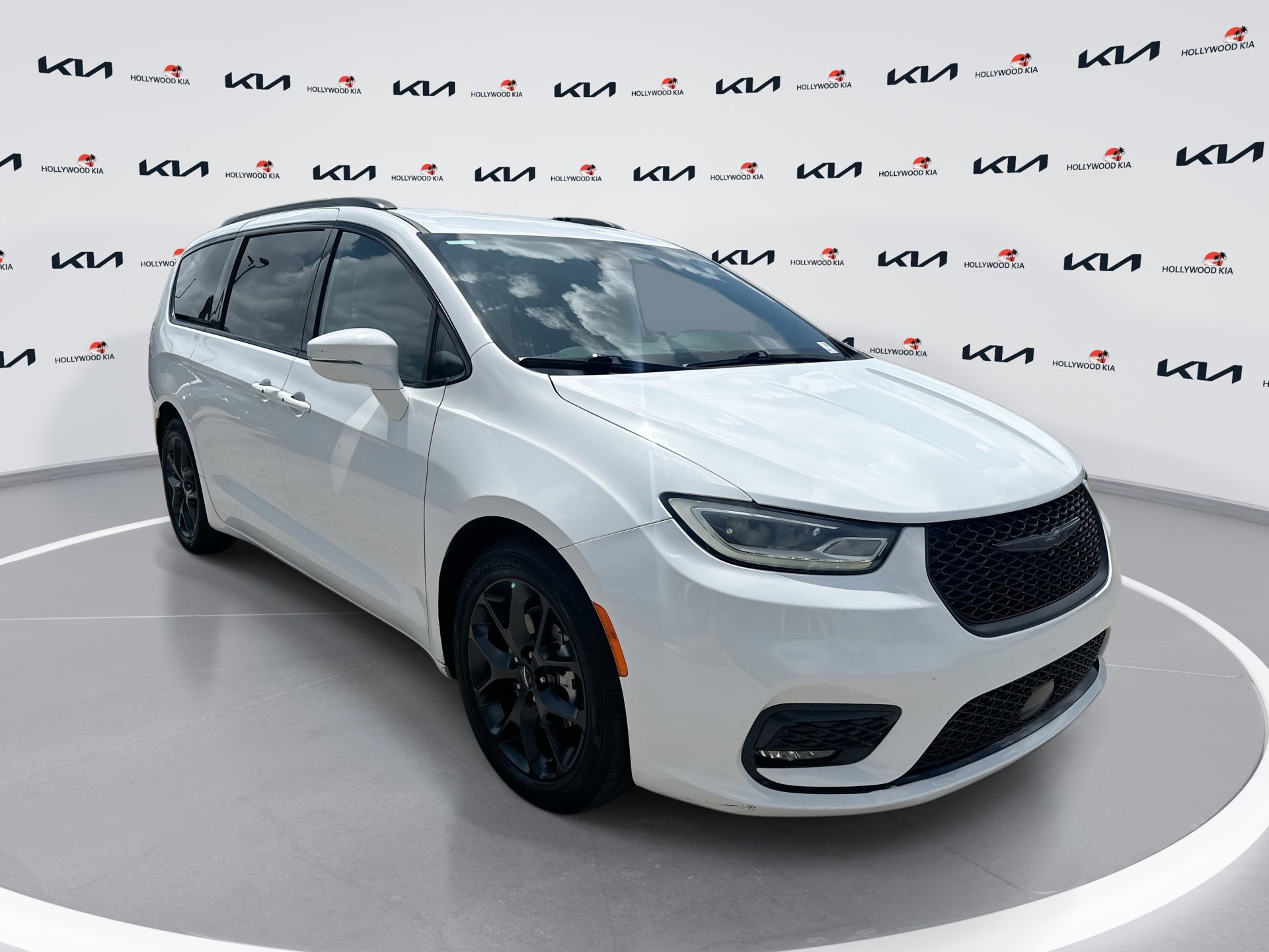 Used 2021 Chrysler Pacifica Touring w/ S Appearance Package image 1