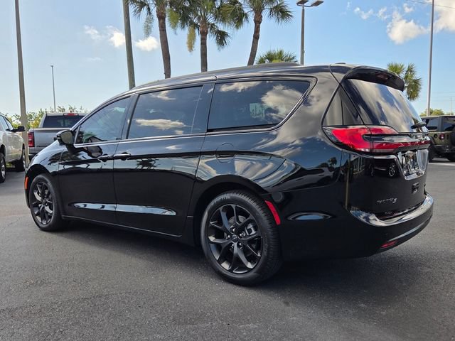 New 2027 Chrysler Pacifica Limited FWD image 6