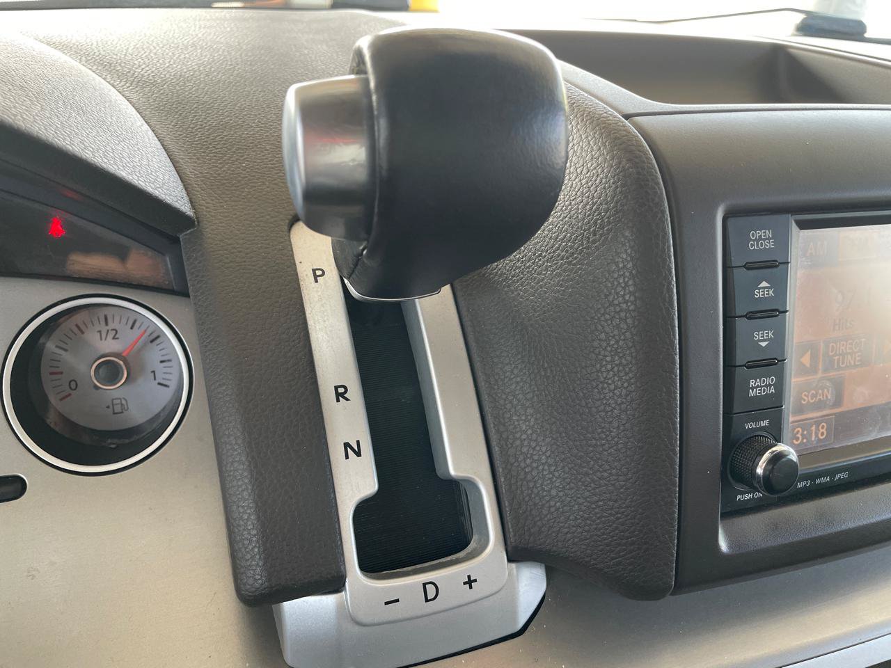 Used 2012 Volkswagen Routan SEL FWD image 19