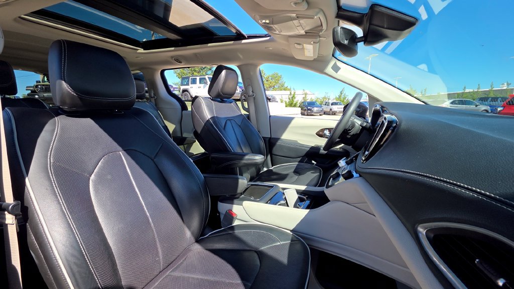 Used 2023 Chrysler Pacifica Limited FWD image 11