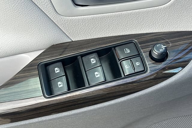 Used 2017 Toyota Sienna XLE w/ XLE Navigation Package FWD image 12