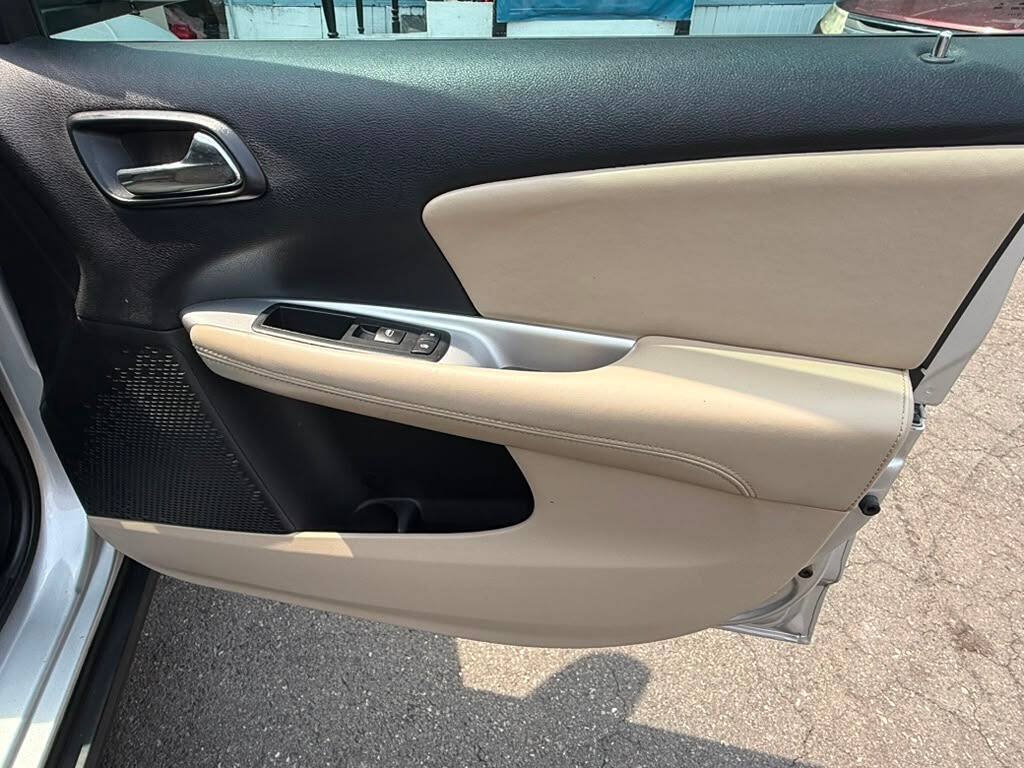 Used 2013 Dodge Journey SXT w/ Flexible Seating Group FWD image 11