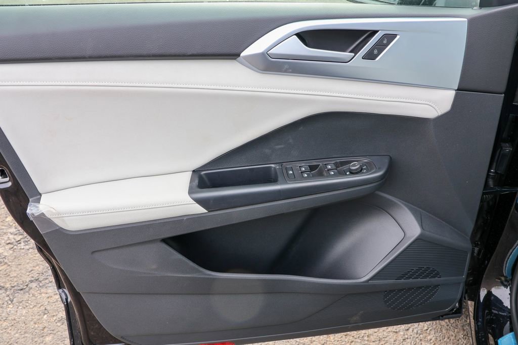 Used 2025 Volkswagen Taos SE image 27