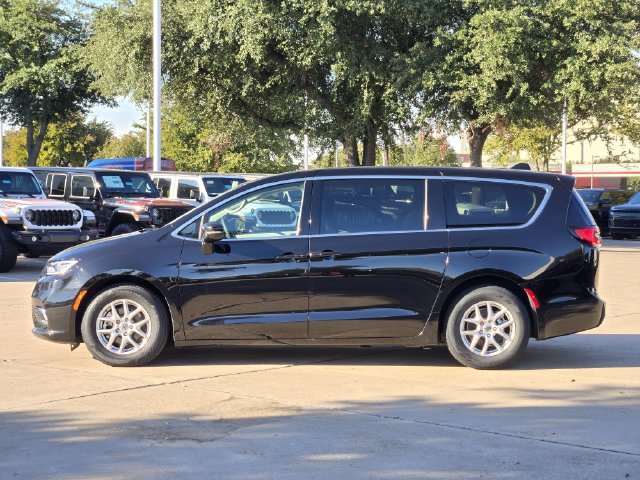 Used 2024 Chrysler Pacifica Touring-L FWD image 4