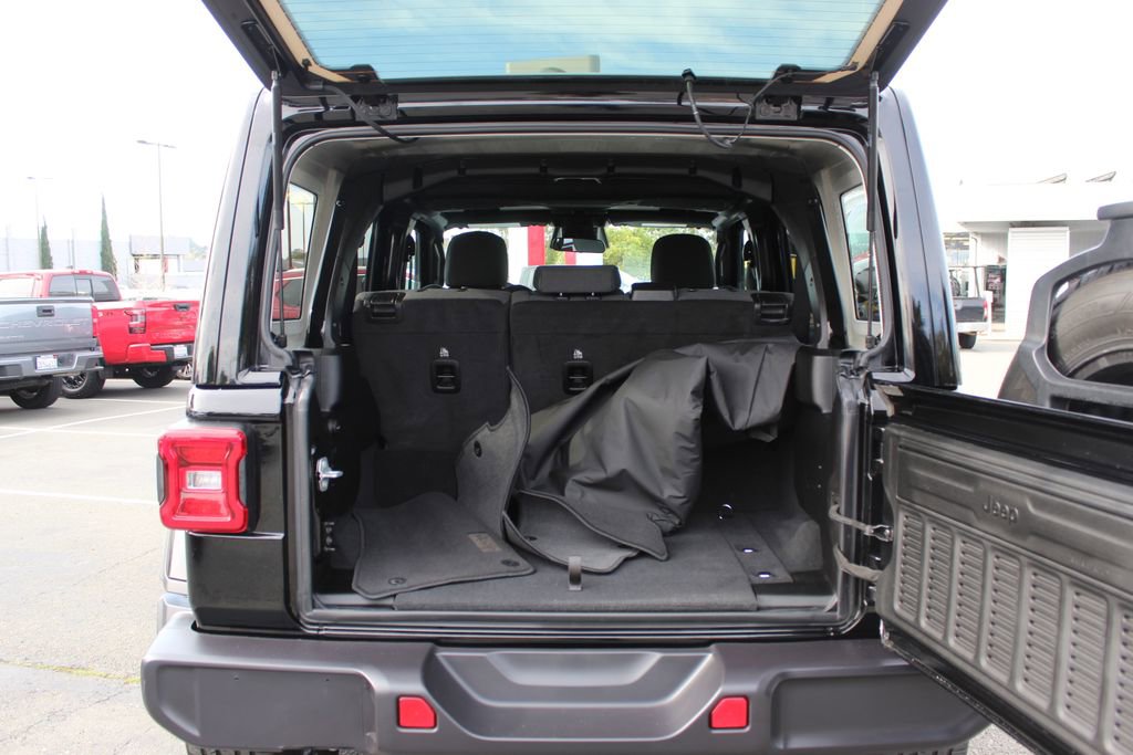 Used 2025 Jeep Wrangler Unlimited Sahara image 10