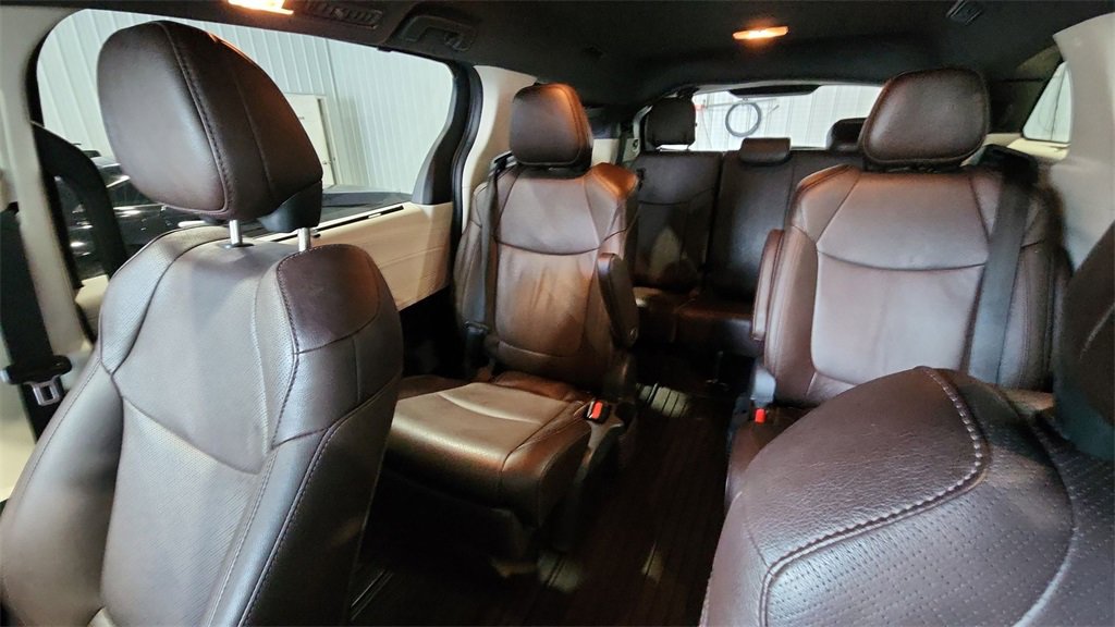 Used 2023 Toyota Sienna Platinum image 23