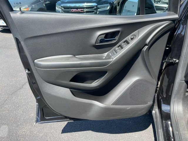 Used 2022 Chevrolet Trax LT w/ Midnight Edition image 16
