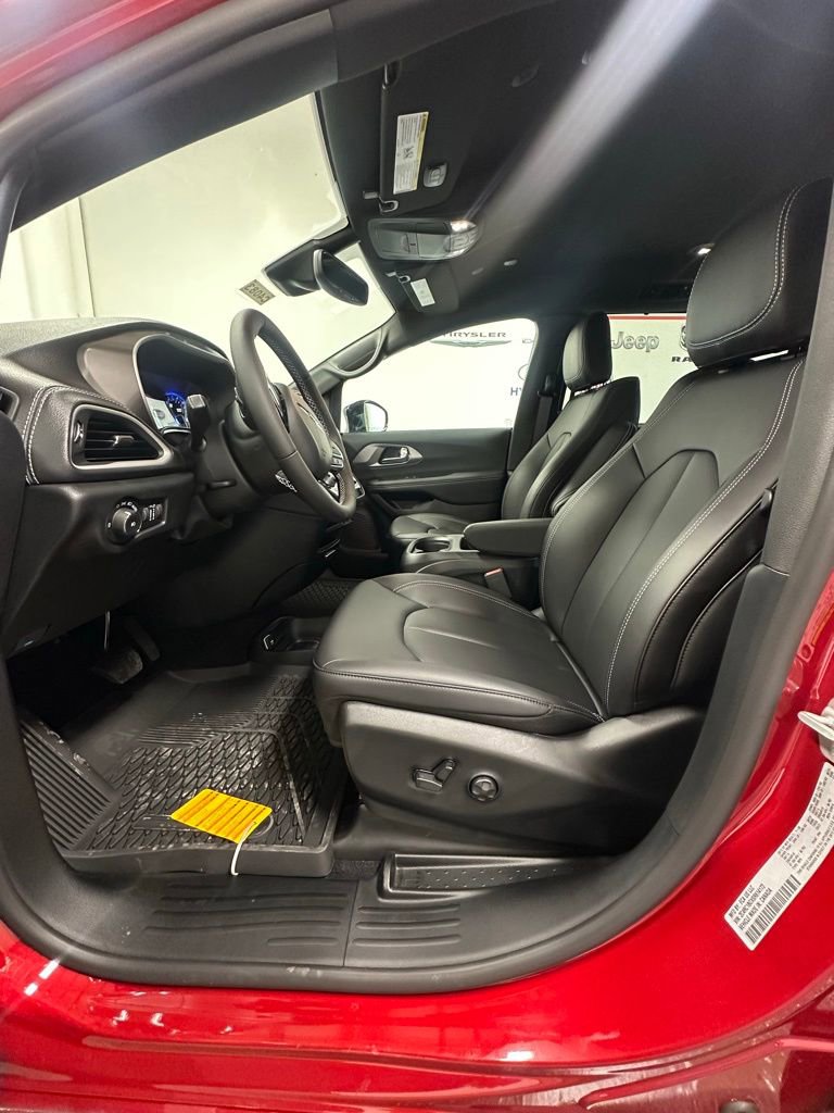 New 2025 Chrysler Pacifica Select w/ Fav Edition Package image 13