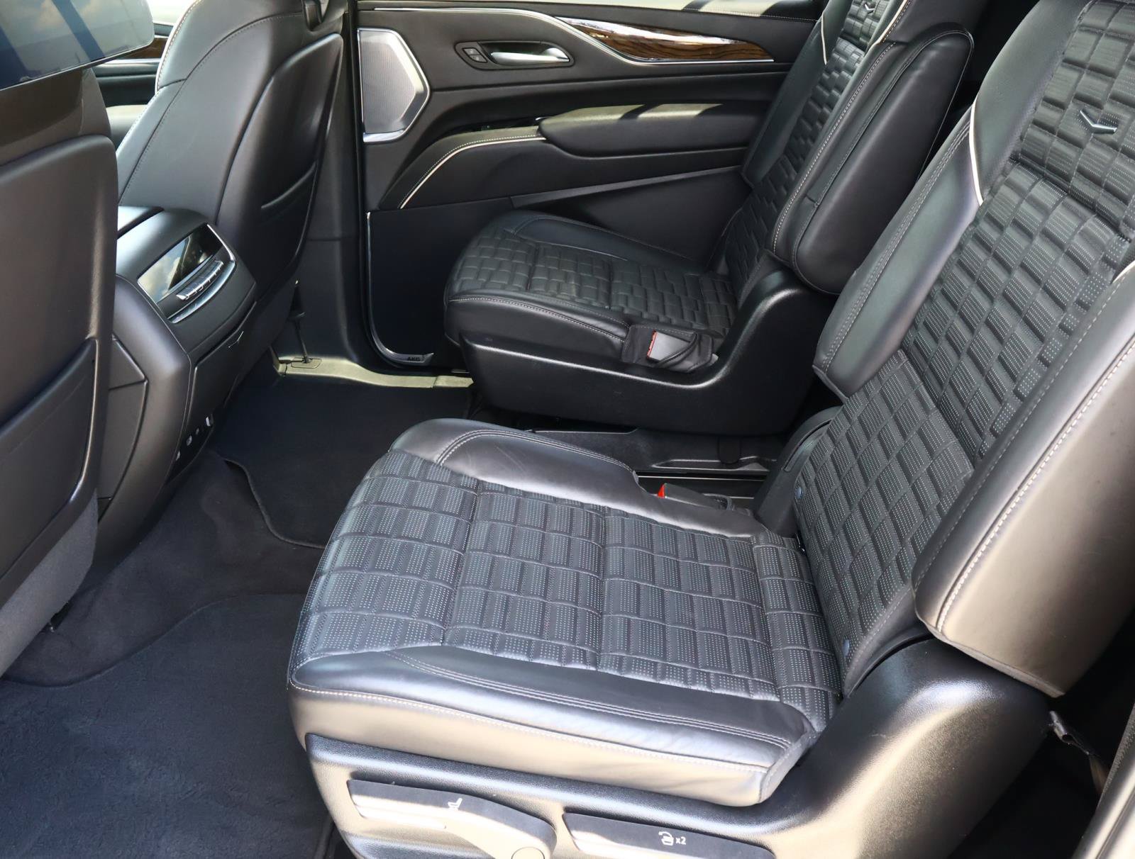 Used 2024 Cadillac Escalade ESV Premium Luxury Platinum AWD/4WD image 28