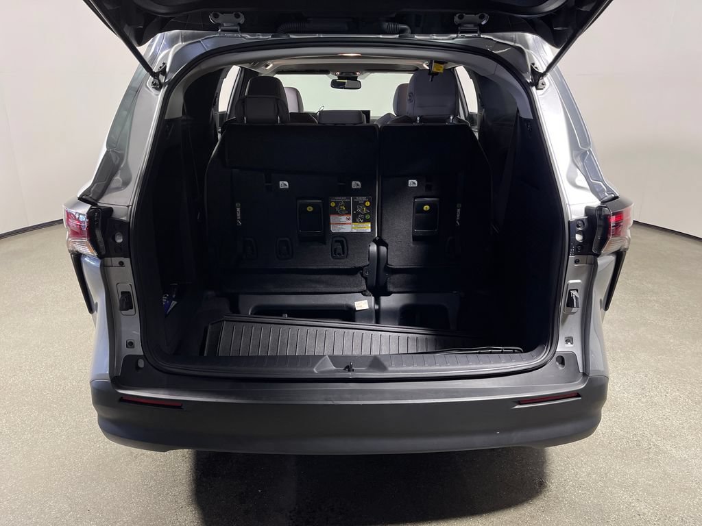 Used 2025 Toyota Sienna LE w/ LE Plus Package FWD image 10