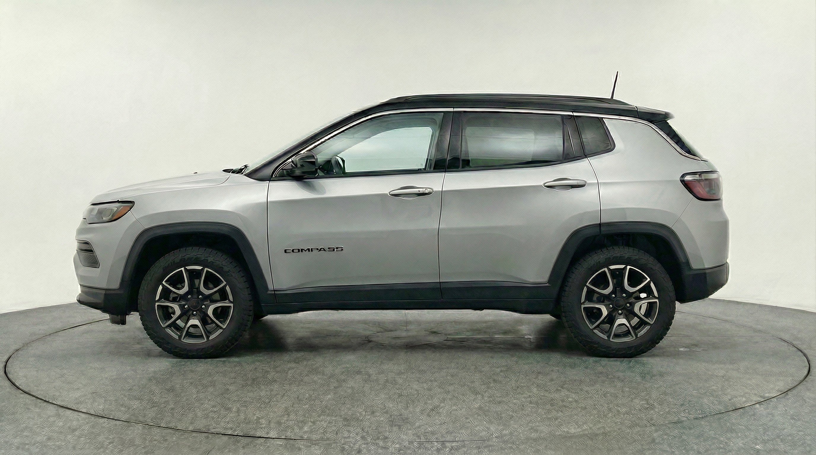 Used 2025 Jeep Compass Trailhawk AWD/4WD image 5