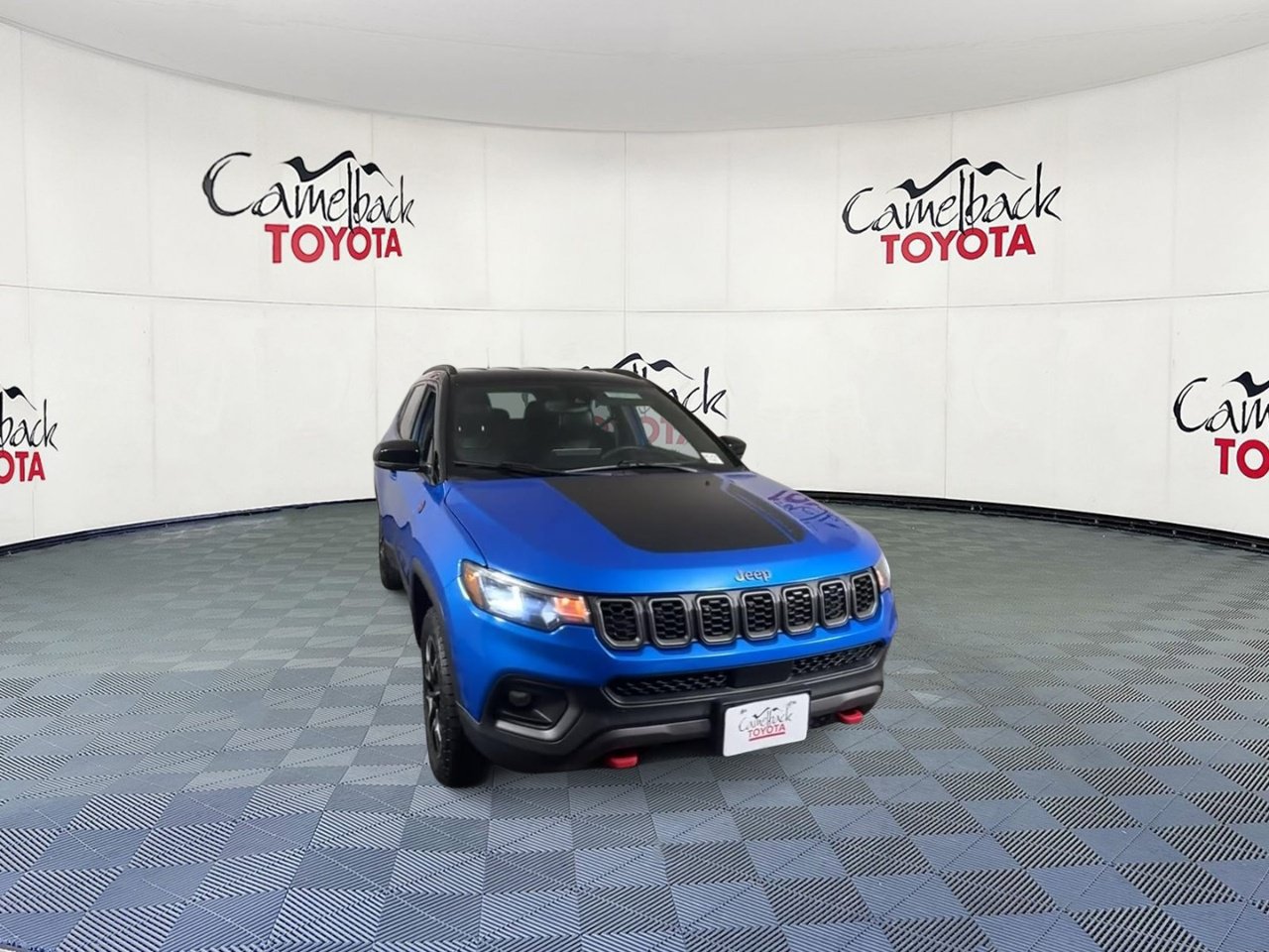 Used 2025 Jeep Compass Trailhawk AWD/4WD image 4