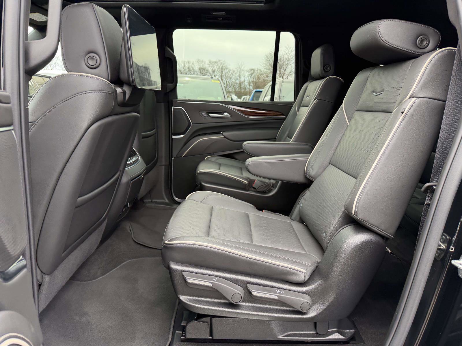 Used 2024 Cadillac Escalade ESV Premium Luxury AWD/4WD image 13