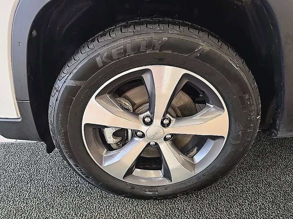 Used 2021 Jeep Cherokee Limited image 41