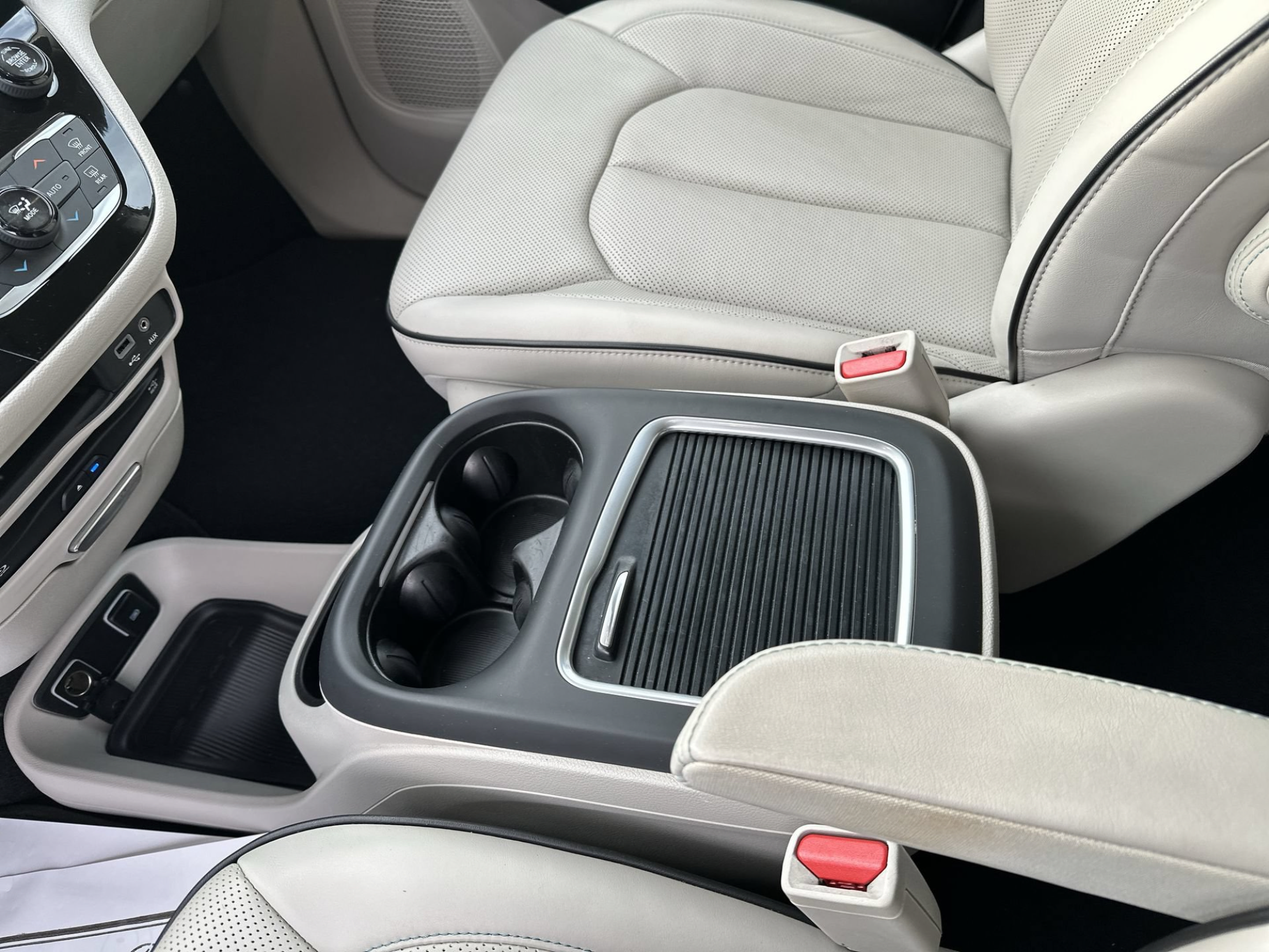 Used 2018 Chrysler Pacifica Limited w/ Advanced Safetytec Group FWD image 20