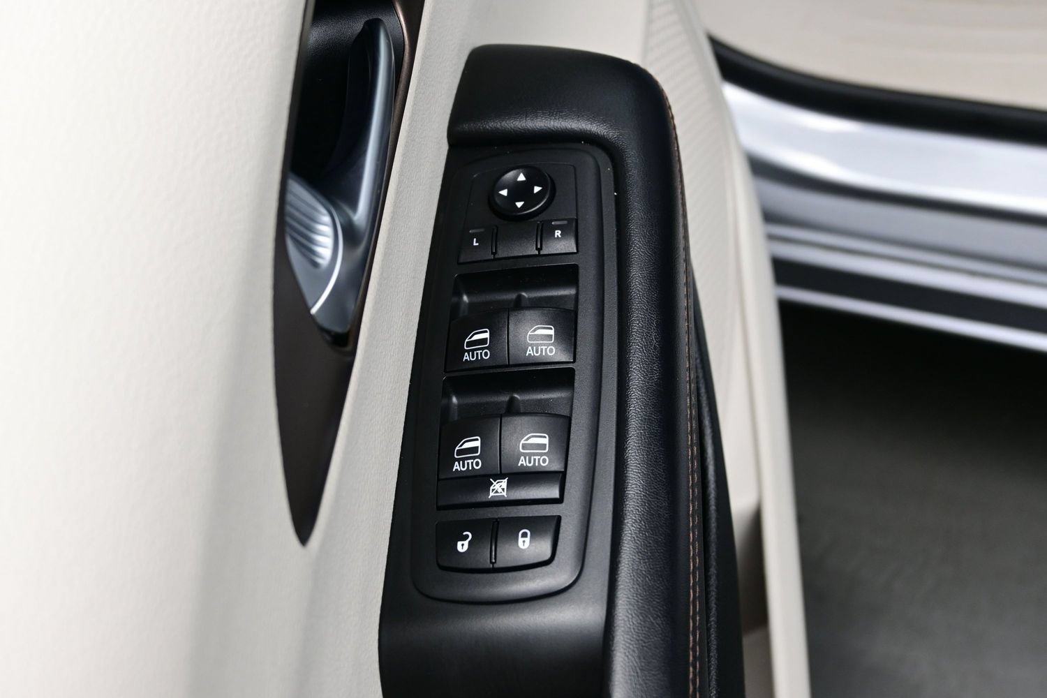 Used 2018 Chrysler Pacifica Touring-L Plus FWD image 10