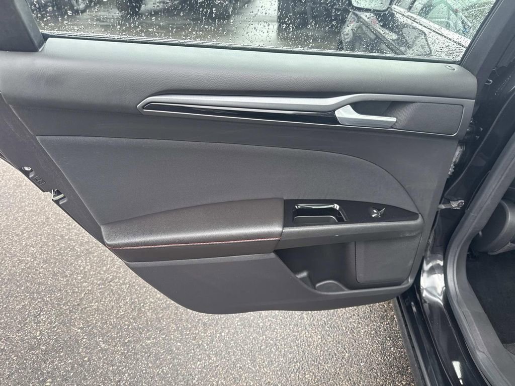 Used 2013 Ford Fusion SE FWD image 16