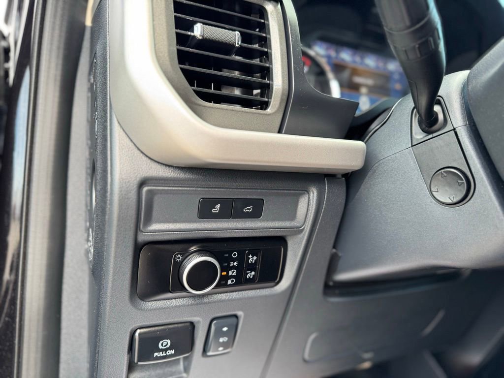 Used 2024 Ford Expedition XLT image 32