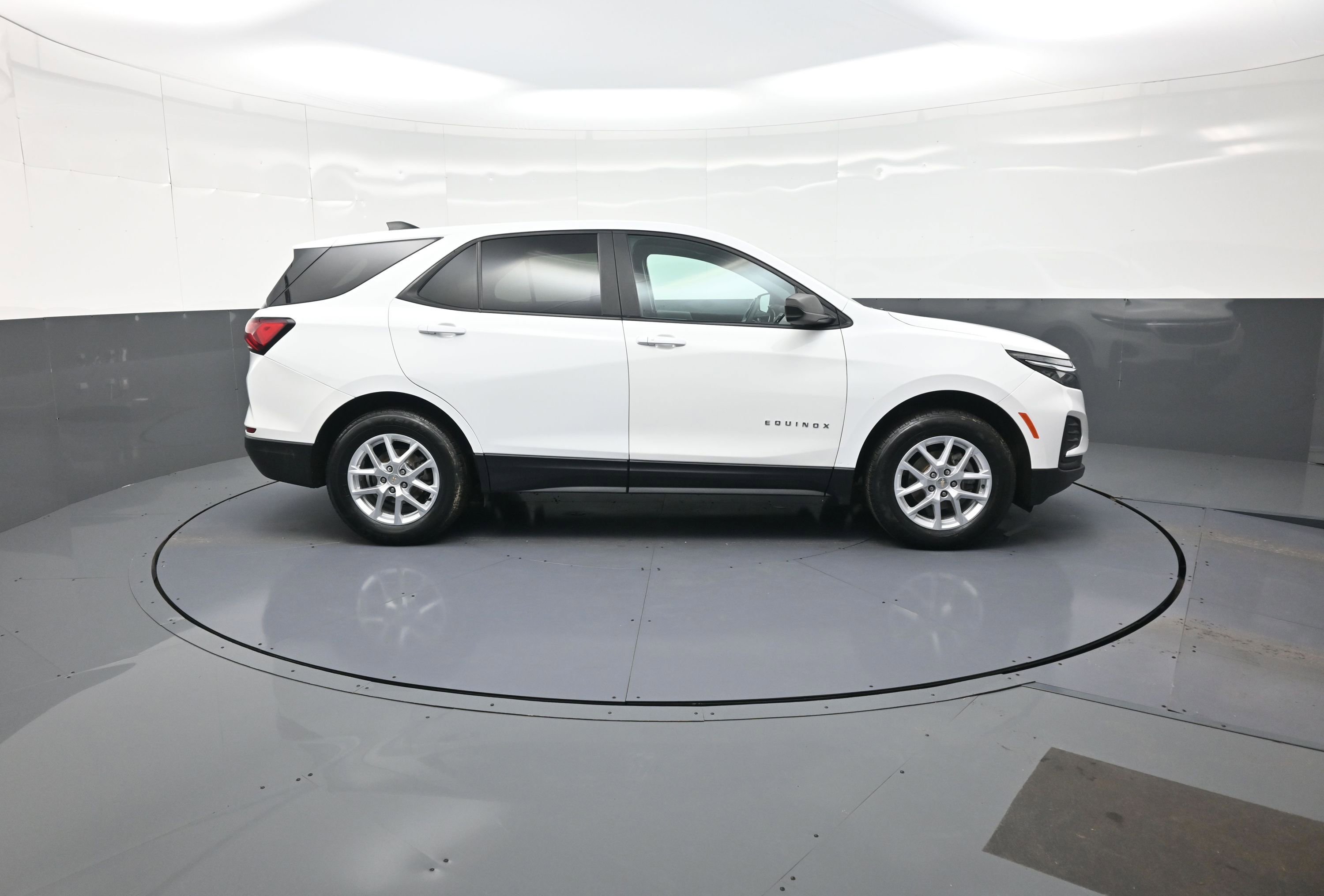 Used 2022 Chevrolet Equinox LS w/ LS Convenience Package image 2