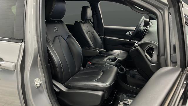 Used 2023 Chrysler Pacifica Touring-L w/ S Appearance Package FWD image 21