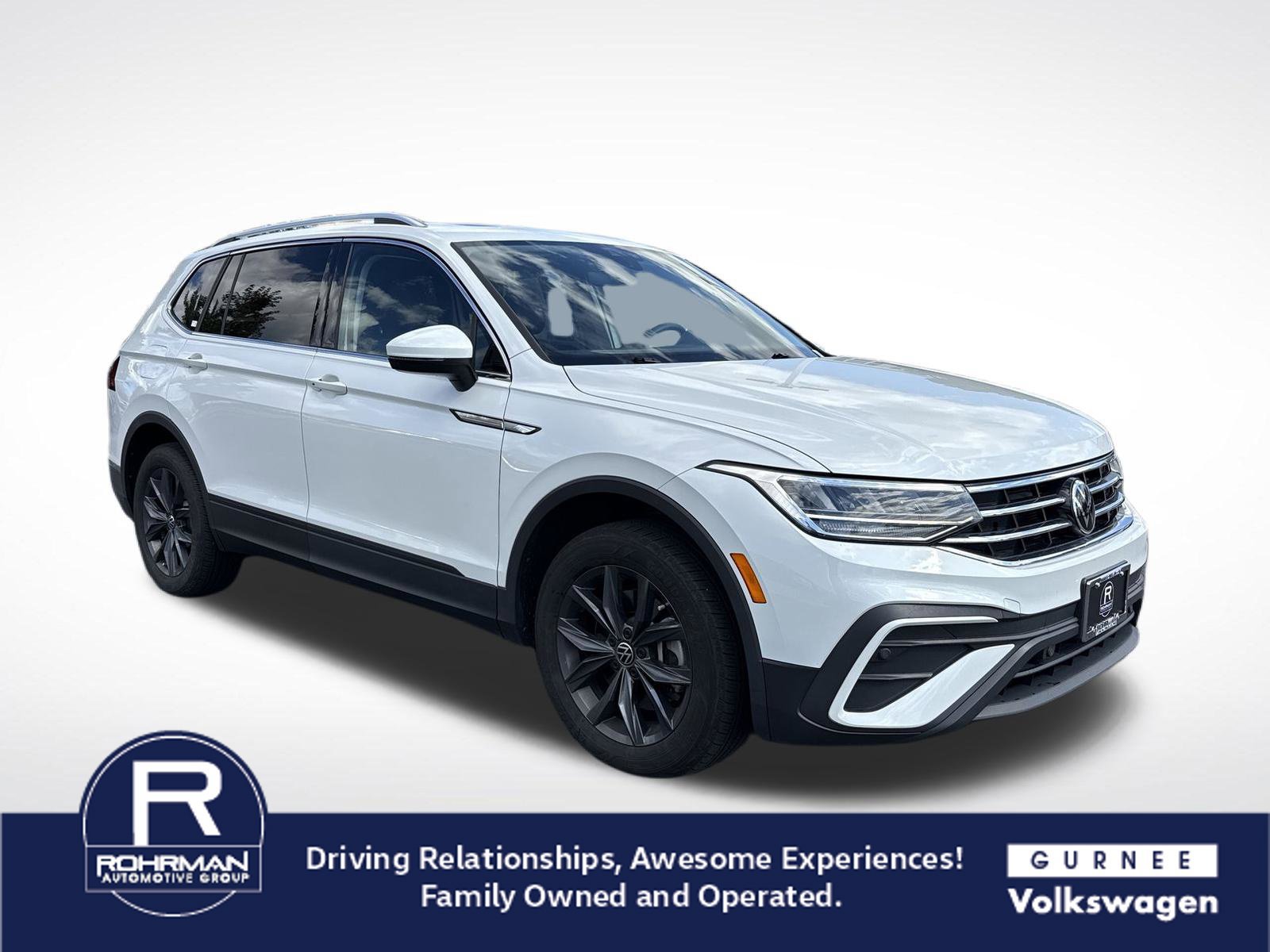 Used 2023 Volkswagen Tiguan SE w/ Panoramic Sunroof Package AWD/4WD image 2