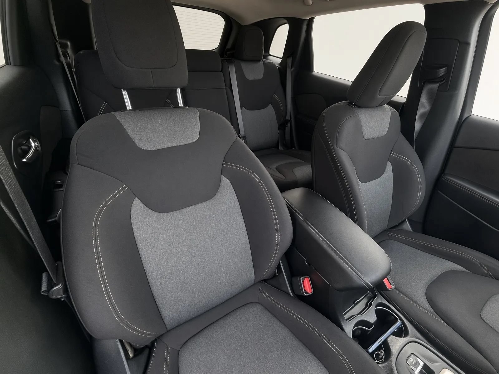 Used 2018 Jeep Cherokee Latitude w/ Cold Weather Group AWD/4WD image 8