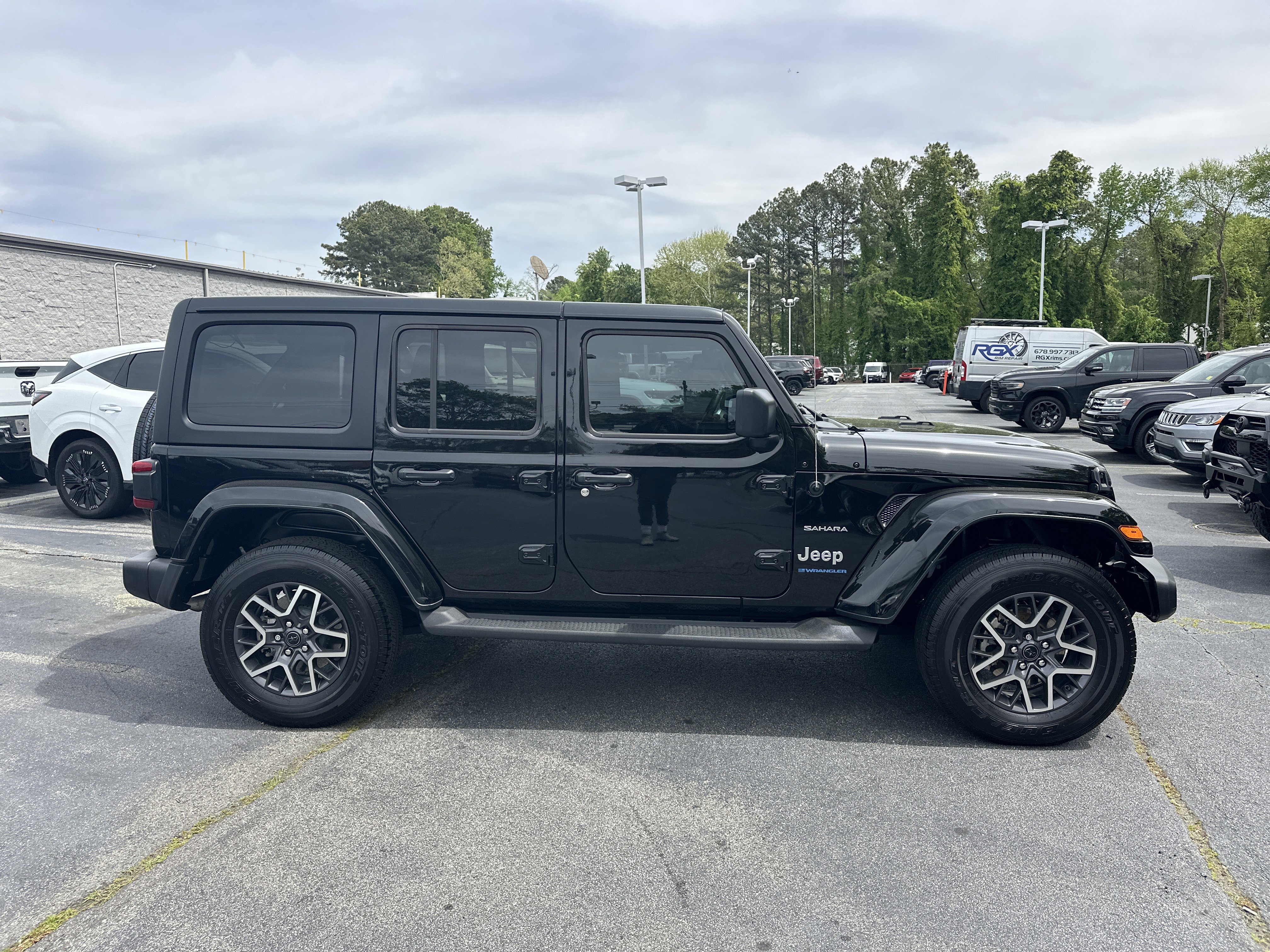 Used 2023 Jeep Wrangler Sahara w/ Cold Weather Group image 10