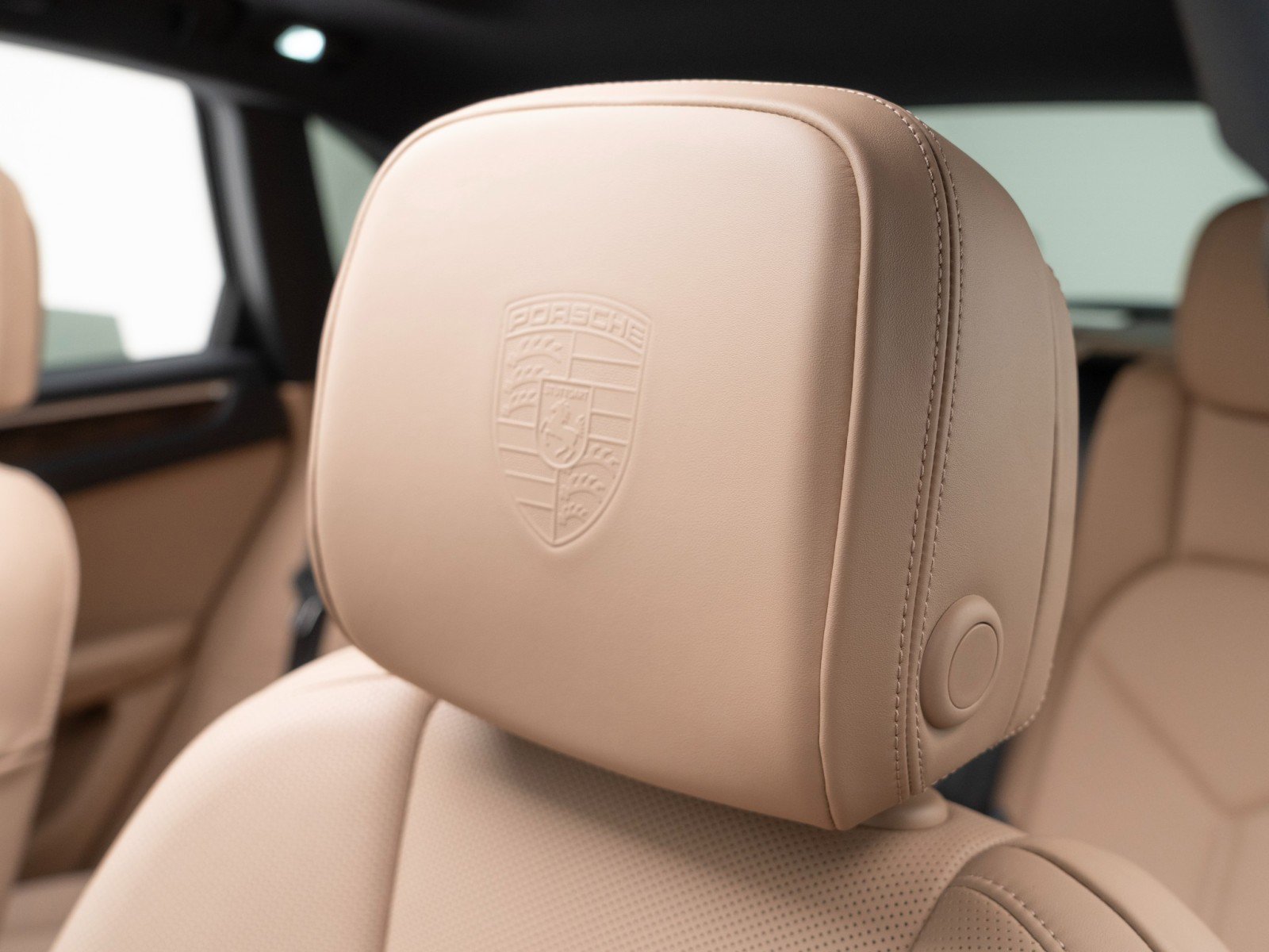 Certified 2025 Porsche Macan AWD/4WD image 18