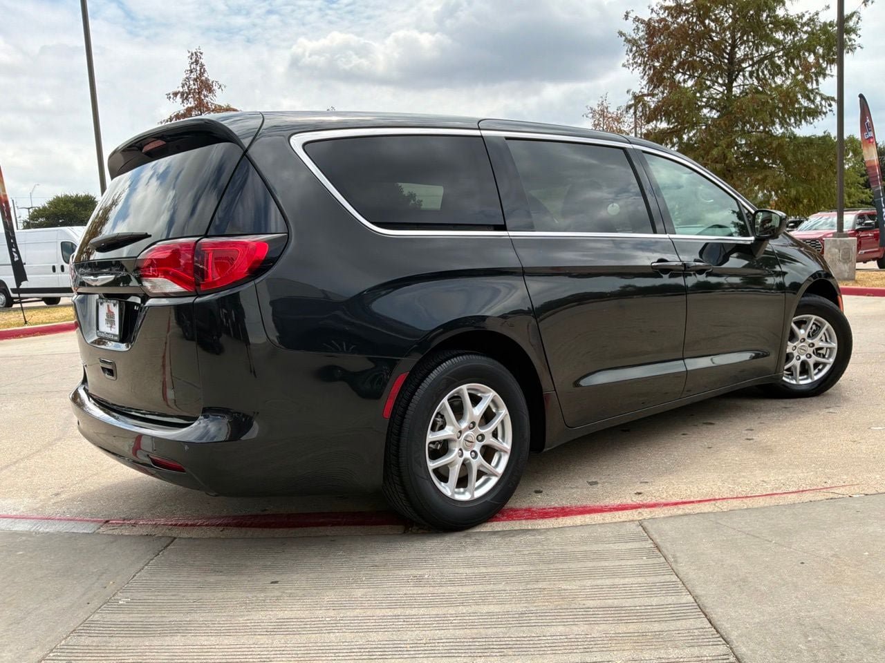 Used 2023 Chrysler Voyager LX FWD image 6