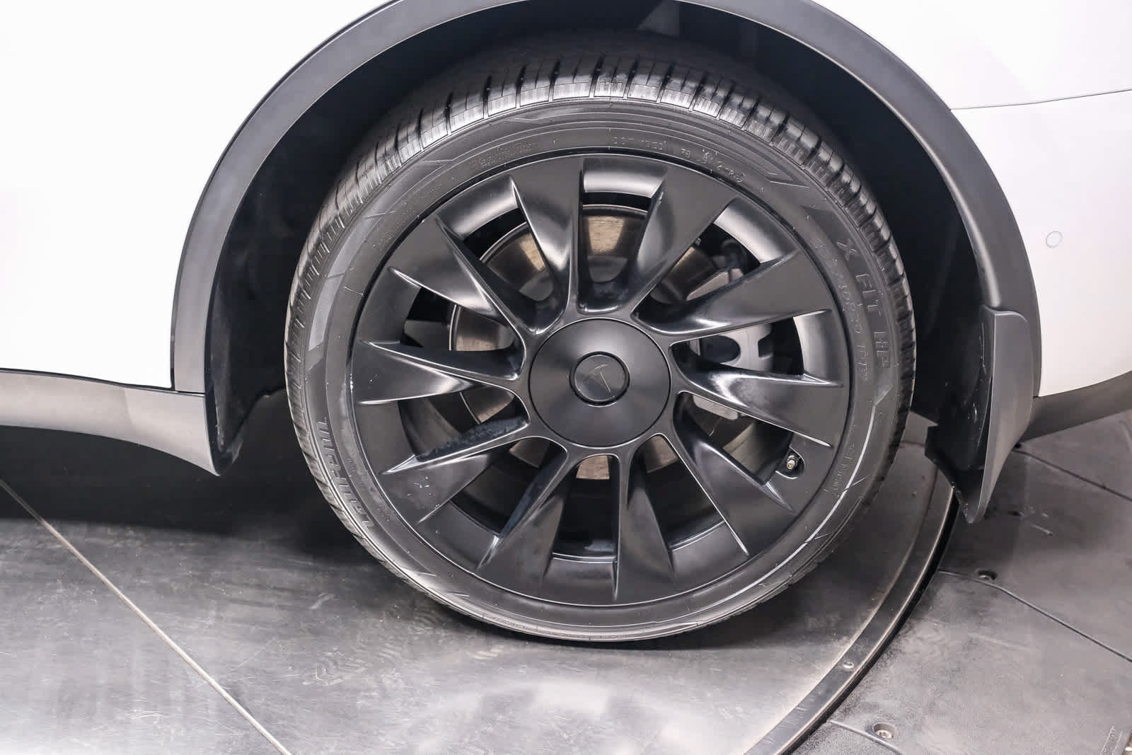 Used 2022 Tesla Model Y Long Range AWD/4WD image 9