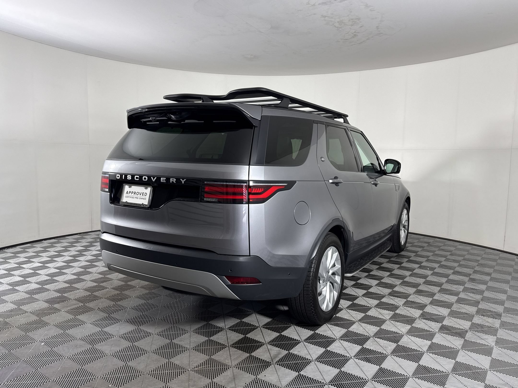 Used 2025 Land Rover Discovery S AWD/4WD image 9