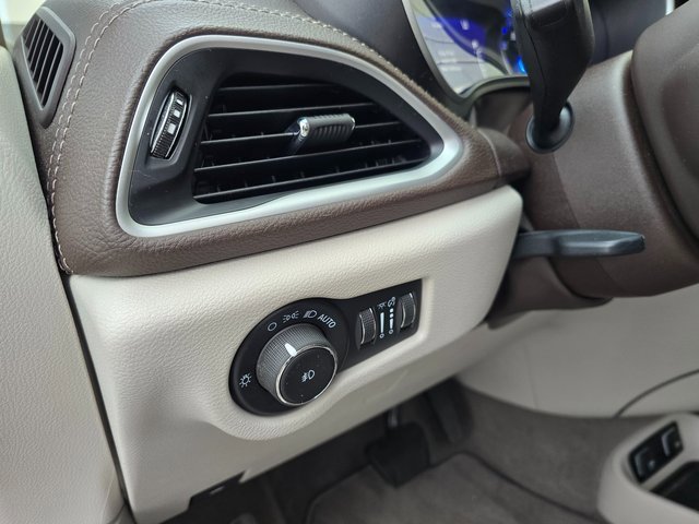 Used 2021 Chrysler Pacifica Touring image 15