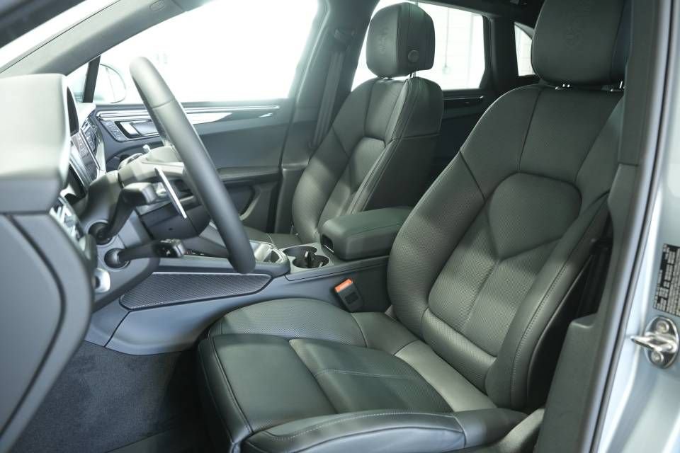 Certified 2025 Porsche Macan AWD/4WD image 5
