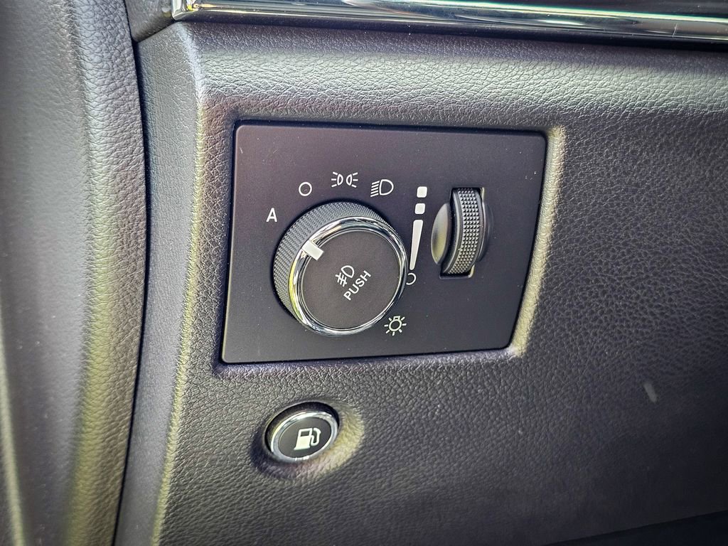 Used 2019 Jeep Grand Cherokee Limited AWD/4WD image 14