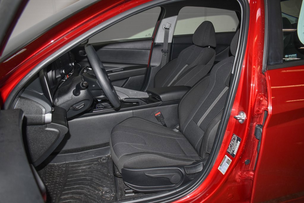 Used 2023 Hyundai Elantra SE w/ Preferred Accessory Package image 19