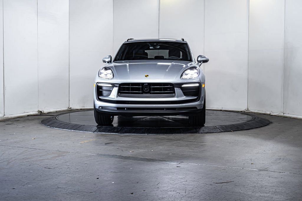 Certified 2025 Porsche Macan image 10