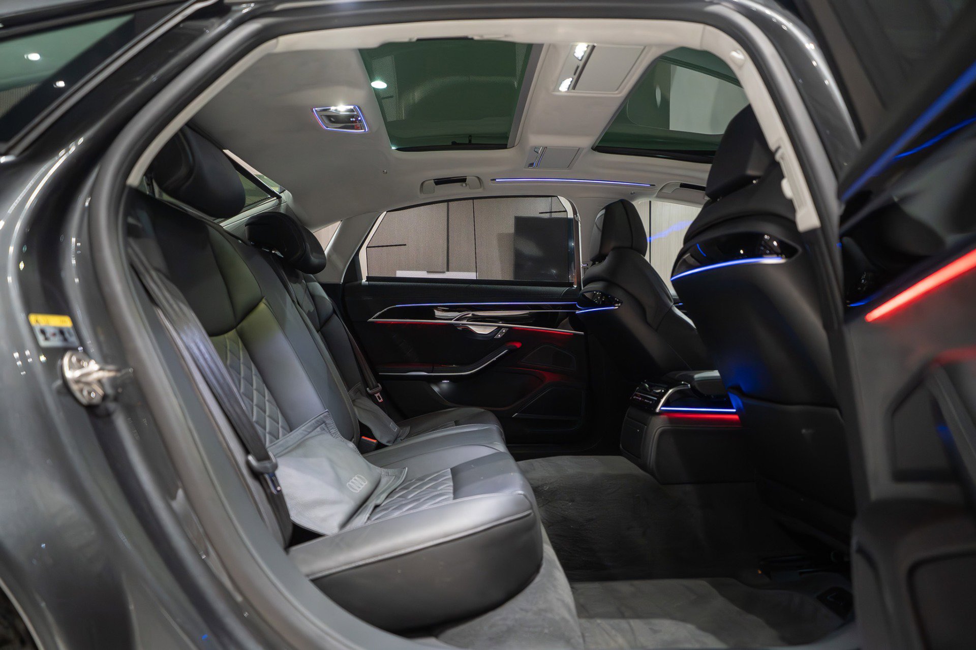 Used 2023 Audi S8 w/ S8 Comfort Plus Package image 37