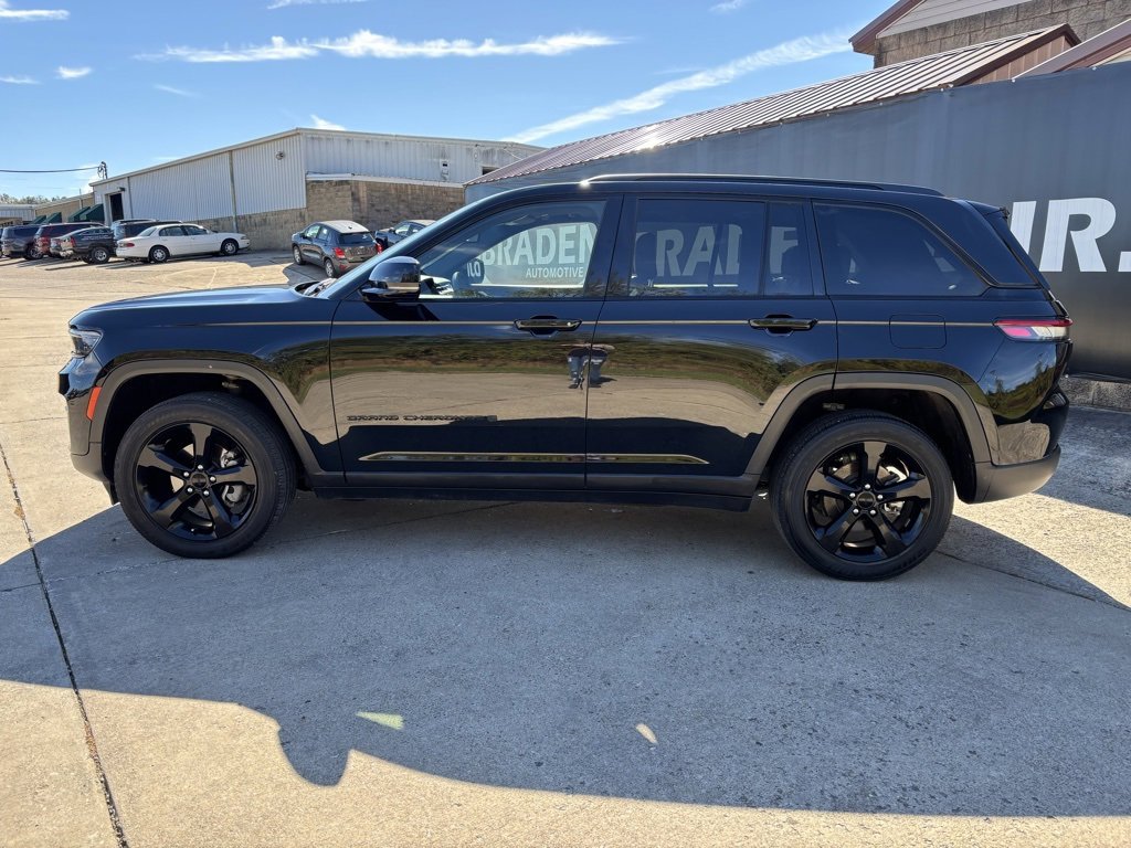 Used 2023 Jeep Grand Cherokee Altitude image 4