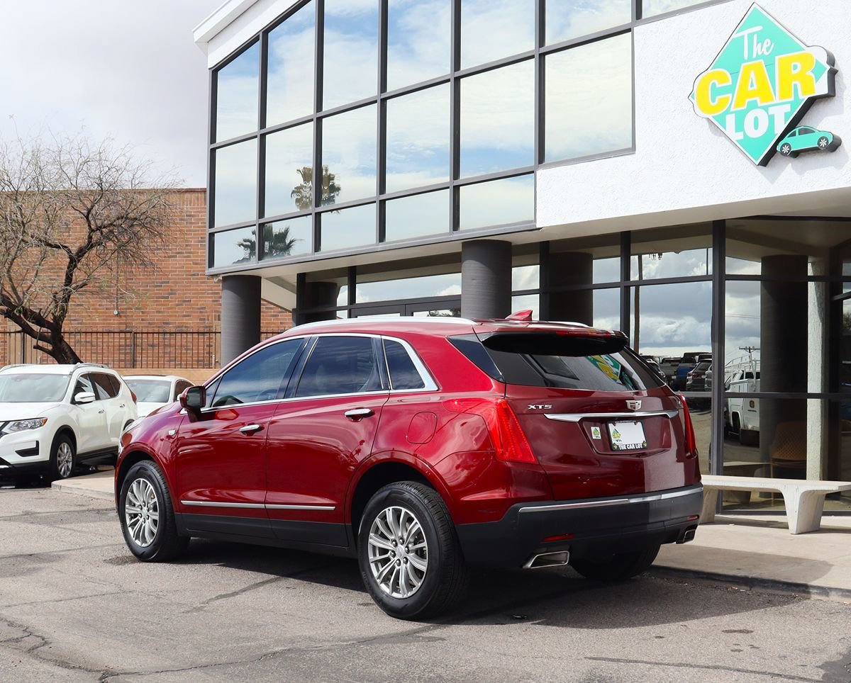 Used 2017 Cadillac XT5 Luxury w/ Driver Awareness Package FWD image 9
