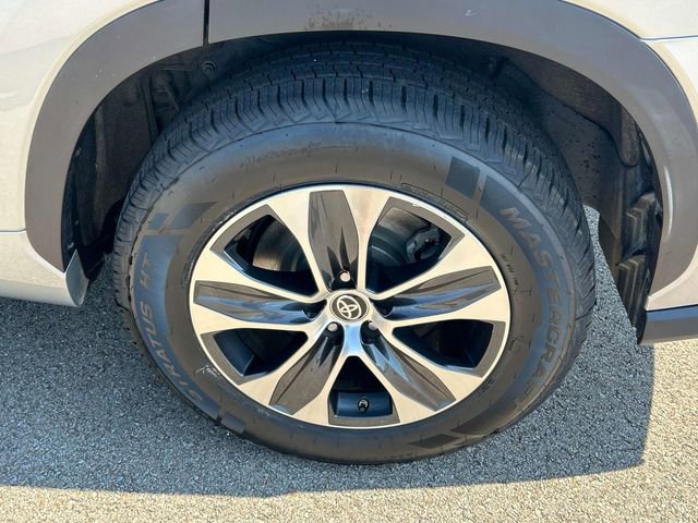 Used 2021 Toyota Highlander XLE image 12