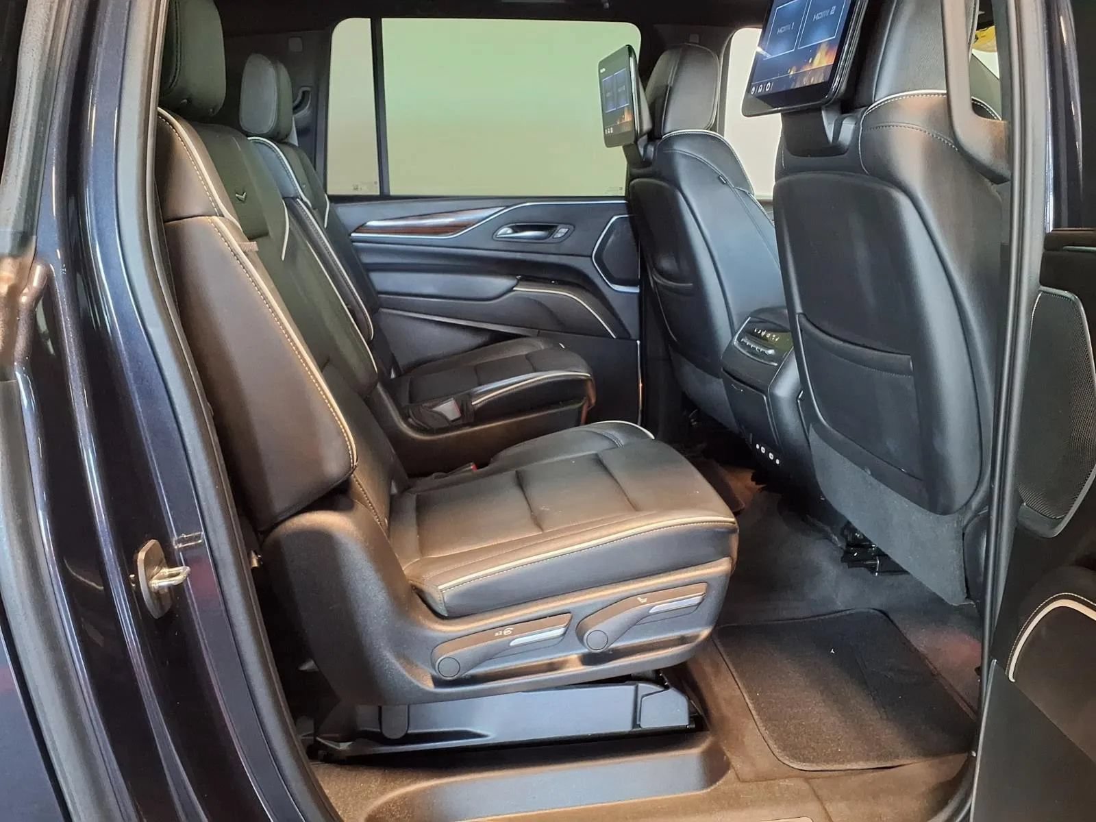 Used 2023 Cadillac Escalade ESV Premium Luxury w/ LPO, Radiant Package AWD/4WD image 11