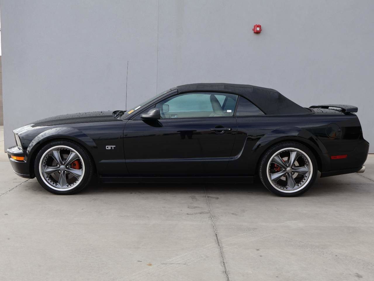 Used 2005 Ford Mustang GT Premium image 2