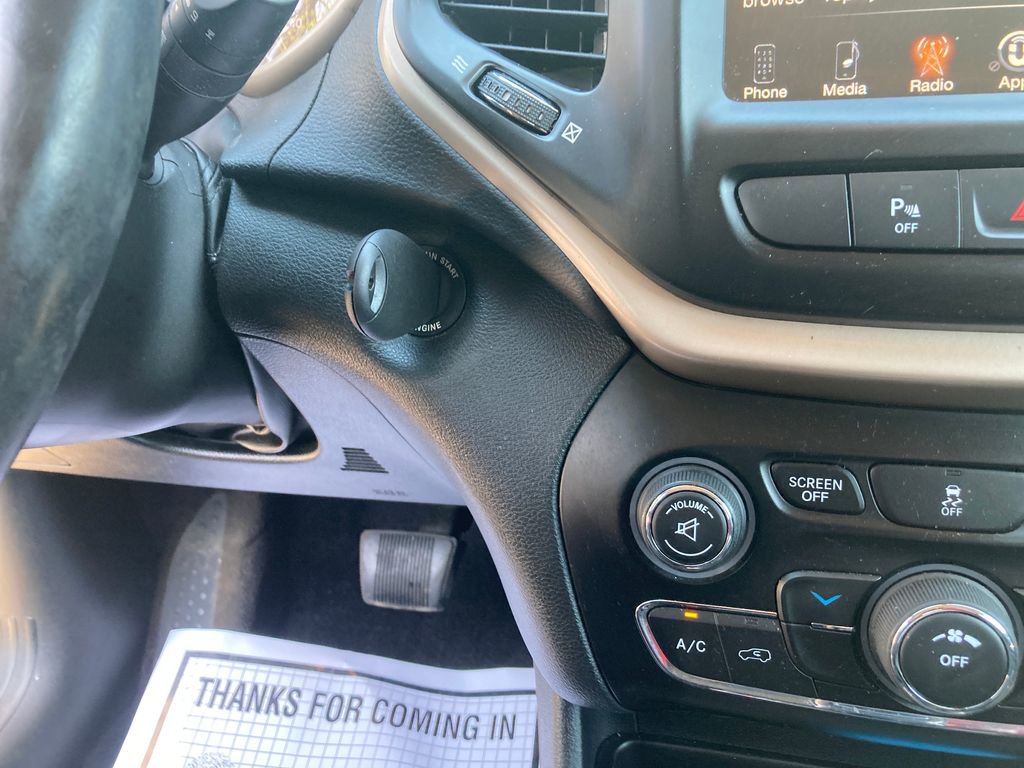 Used 2018 Jeep Cherokee Latitude AWD/4WD image 23