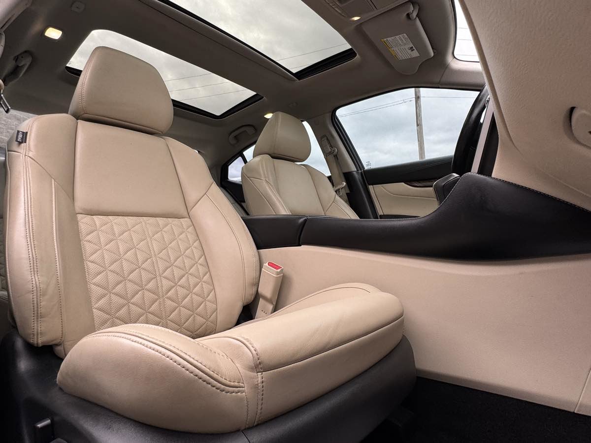 Used 2016 Nissan Maxima Platinum w/ Interior Lighting Package FWD image 31