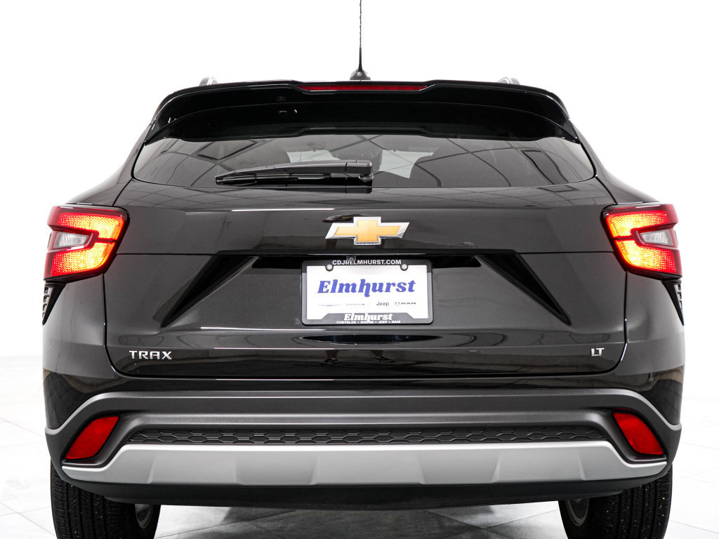 Used 2024 Chevrolet Trax LT w/ Sunroof Package FWD image 6